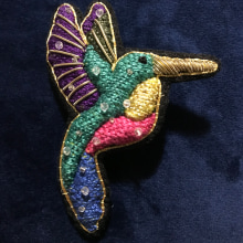 Broche de colibrí- Técnica bordado de oro. Un proyecto de Ilustración tradicional, Bordado e Ilustración textil de Monica Palma - 02.02.2023
