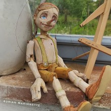 Pinocchio puppet. Un proyecto de Diseño de personajes, Artesanía, Pintura a la acuarela, Decoración de interiores, Art to y Carpintería de Luděk Burian - 04.02.2023