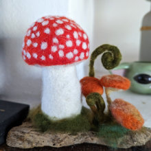 Needle Felted Mushroom scene. Sculpture, and Needle Felting project by Maddy Edgington - 02.06.2023