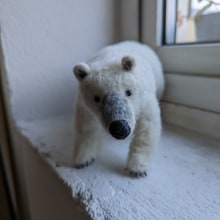 Needle Felted Polar Bear. Sculpture, and Needle Felting project by Maddy Edgington - 02.06.2023