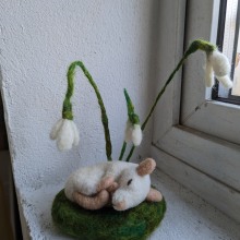 Sleepy mouse and snowdrops needle felted sculpture. Un proyecto de Needle felting de Maddy Edgington - 06.02.2023