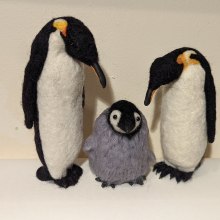Needle Felted Emperor Penguin Family. Un proyecto de Needle felting de Maddy Edgington - 06.02.2023