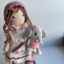 Mi proyecto del curso: Elaboración de muñecas amigurumi románticas. Un proyecto de Artesanía, Diseño de juguetes, Tejido, Crochet, Amigurumi y Diseño textil de Mena Lopes - 02.03.2023