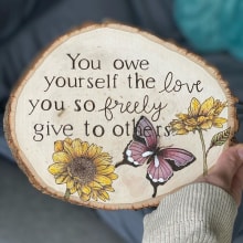 You Owe Yourself the Love you so Freely Give to Others (Woodburning and Pyrography. Un proyecto de Multimedia, Pintura a la acuarela y Carpintería de Taylor - 04.03.2023