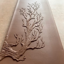 Hawthorn Tree Texture Roller. Un proyecto de Ilustración tradicional, Artesanía y Cerámica de Sarah Pike - 19.03.2023