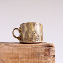 Slabbuilt Cylinder Mug with Texture. Un proyecto de Artesanía y Cerámica de Sarah Pike - 19.03.2023