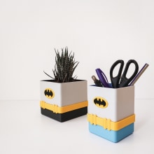 Maceta y lapicero Batman. Un proyecto de 3D, Diseño industrial, Diseño de producto, Modelado 3D, Diseño 3D y Fabricación digital						 de wallpiris - 28.03.2023