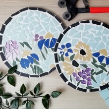 Mi proyecto del curso: Mosaicos contemporáneos: crea motivos florales con teselas. Un proyecto de Artesanía, Diseño, creación de muebles					, Cerámica, Interiorismo y DIY de Darío y Carla Álvarez Pardal - 09.04.2023
