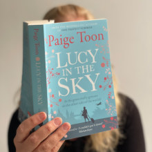 Lucy in the Sky. Escrita projeto de Paige Toon - 12.04.2023