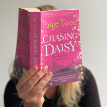 Chasing Daisy. Escrita projeto de Paige Toon - 12.04.2023