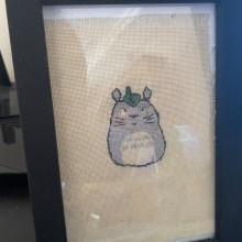 Cross-stitched Totoro . Un proyecto de Artesanía, Creatividad y Bordado de Evie L - 31.03.2022