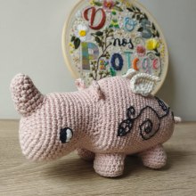 Mi proyecto del curso: Diseño y creación de amigurumis Rinoceronte. Un proyecto de Artesanía, Diseño de juguetes, Tejido, DIY, Crochet, Amigurumi y Diseño textil de Deliana Mata - 21.04.2023