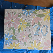 My project for course: Modern Mosaic Art: Make Floral Compositions with Tiles. Un proyecto de Artesanía, Diseño, creación de muebles					, Cerámica, Interiorismo y DIY de Sophia Bülow - 29.04.2023