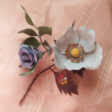Mi proyecto del curso: Flores textiles: crea accesorios 3D con denim. Un proyecto de Diseño floral, vegetal y Diseño textil de Carolina De Anquin - 08.05.2023