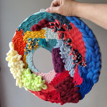 My project for course: Circular Weaving for Colorful Wall Decor. Un proyecto de Artesanía, Diseño de interiores, Pattern Design, Tejido, Telar y Diseño textil de Pavlina PahuAteliér - 19.05.2023