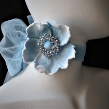 Velvet and Tulle Wild Rose Chokers. Un proyecto de Diseño de complementos, Moda, Teñido Textil y Diseño textil de Svetlana Faulkner - 23.05.2023
