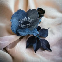 Mijn project van de cursus: Bloemen van stof: creëer 3D-accessoires met denim. Un proyecto de Diseño floral, vegetal y Diseño textil de Lea Beyer - 27.05.2023
