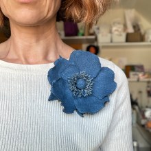 Mein Abschlussprojekt für den Kurs: Stoffblumen: Kreiere 3D-Accessoires aus Jeansstoff. Un proyecto de Diseño floral, vegetal y Diseño textil de Olga Kolov - 28.05.2023