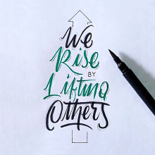 "We rise by lifting others".. Un proyecto de Diseño, Diseño gráfico, Lettering, Caligrafía con brush pen, H y lettering de Oriana Gelrroth - 19.09.2021