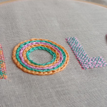 Mi proyecto del curso: Letras bordadas: el hilo como herramienta gráfica. Un proyecto de Bordado, Ilustración textil y Diseño textil de Erin Rodríguez Castro - 30.05.2023