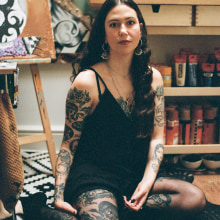 Tatto Artist Tiger Titz in her studio. Fotografia, Fotografia de retrato, Fotografia documental, Fotografia Lifest, e le projeto de Nora Giannini - 02.06.2023
