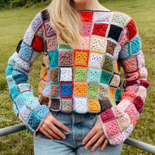 My project for course: Granny Square Crochet: Make Your Own Sweater. Un proyecto de Moda, Diseño de moda, Tejido, DIY, Crochet y Diseño textil de Blossom Bets - 22.06.2023