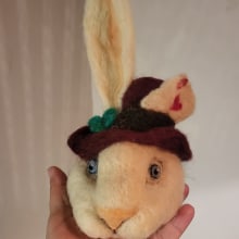 El conejo que todo lo sabe. Un proyecto de Artesanía, Diseño de juguetes, Needle felting y Diseño textil de Gaby La Maga - 03.07.2023