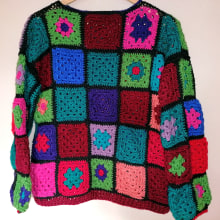 Final project for Granny Square Crochet: Make Your Own Sweater. Moda, Design de moda, Tecido, DIY, Crochê, e Design têxtil projeto de Sharron Power - 07.07.2023