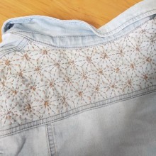 SASHIKO PROJECT #1  My project for course: Introduction to Japanese Sashiko Stitching. Denim jacket. Un proyecto de Moda, Bordado, Tejido, DIY, Upc, cling y Diseño textil de Guro Øverbye - 25.07.2023
