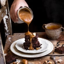 Brownies vegan de feijão com caramelo de tamaras- Lanche de outono. Un proyecto de Fotografía, Fotografía gastronómica, Food St y ling				 de Janine Oliveira - 01.08.2023