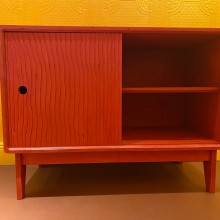 The Red Cabinet. Un proyecto de Artesanía, Diseño, creación de muebles					, Diseño de interiores, DIY y Carpintería de ctheisinger - 05.08.2023