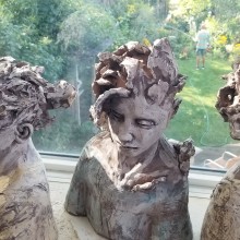 'forest vunerables 'is the title of these ongoing plant human earth figures, attempting to identify people more closely with the environment. Artes plásticas, e Escultura projeto de Jacquie Jacobs - 03.08.2023