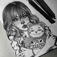 A girl holding a teddy bear. Un proyecto de Ilustración tradicional, Dibujo a lápiz, Dibujo, Ilustración de retrato y Dibujo realista de Crystal YG - 08.08.2023