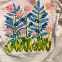 My project for course: Embroidery and Fabric Painting for Beginners. Un proyecto de Moda, Pintura, Pattern Design, Bordado, Ilustración textil, DIY, Upc, cling y Diseño textil de Eliana Marin - 11.08.2023