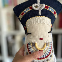 Nefertiti doll. Un proyecto de Diseño, Artesanía, Bordado, Punch needle y Diseño textil de Elena Mariño - 27.08.2023