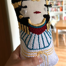 Cleopatra doll. Un proyecto de Diseño, Bordado, Punch needle y Diseño textil de Elena Mariño - 27.08.2023