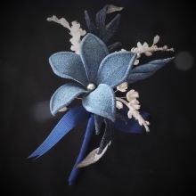 Denim Flower Boutonniere. Design de joias, Design floral e vegetal, e Design têxtil projeto de Svetlana Faulkner - 31.08.2023