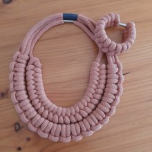 My project for course: Rope Jewelry for Beginners: Make Your Own Necklaces. Artesanato, Design de joias, Macramê, e Design têxtil projeto de Arge Lia - 06.09.2023