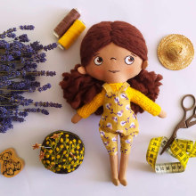My project for course: Fabric Dolls: Design and Content Creation. Un proyecto de Artesanía, Diseño de juguetes, Redes Sociales, Fotografía con móviles, Fotografía de producto, Costura, Fotografía para Instagram, Patronaje y confección			 de hurajova.petra - 25.09.2023