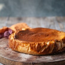 Food Styling: The Art of Plating - Chai baked cheesecake. Un proyecto de Diseño, Cocina, Fotografía gastronómica, DIY, Artes culinarias, Food St, ling				, Lifest y le de Zandeleen Thygesen - 09.10.2023