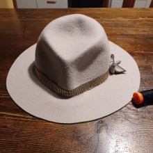 Mi proyecto del curso: Confección de sombreros modernos. Un proyecto de Diseño de complementos, Moda, Diseño de moda, Tejido y Needle felting de Silvia Merisi - 22.11.2023