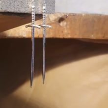 Sword Earrings. Design de joias, e Fotografia do produto projeto de Jennifer Bronson - 29.11.2023