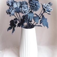 Denim Flower Bouquet from upcycled fabrics. Un proyecto de Moda, Diseño de moda, Teñido Textil y Diseño textil de Svetlana Faulkner - 08.12.2023
