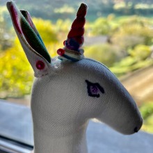 Diseño y  confección de peluches: un unicornio multicolor. Design de personagens, Artesanato, Design de brinquedos, Costura, e Modelagem e confecção projeto de Lola Illamel - 23.11.2023