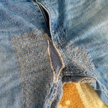 Jeans repaired using sashiko stitching. Arts, Crafts, Sewing, and Textile Design project by Marbellys Bayne-Azcarate - 12.17.2023