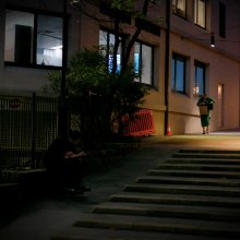 Hungry Man: A project for course: Street Photography at Night. Fotografia, Fotografia de retrato, Fotografia digital, Fotografia em exteriores, Fotografia Lifest, le, e Autorretrato fotográfico projeto de Jose Angulo - 10.12.2023