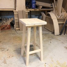 Wooden stool. Un proyecto de Artesanía, Diseño y creación de muebles					 de Iuliia Krasilnikova - 20.03.2020