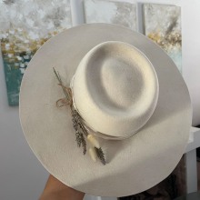 Mi proyecto del curso: Confección de sombreros modernos. Un proyecto de Diseño de complementos, Moda, Diseño de moda, Tejido y Needle felting de Sol Girardi - 31.12.2023
