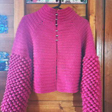 Top-down. Un proyecto de Moda, Diseño de moda, Tejido, DIY, Crochet y Diseño textil de M. Lucía Salazar G. - 27.01.2024