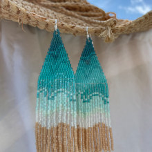 Beaded tropical beach earrings. Design de joias projeto de Rachel Bryer - 07.02.2024